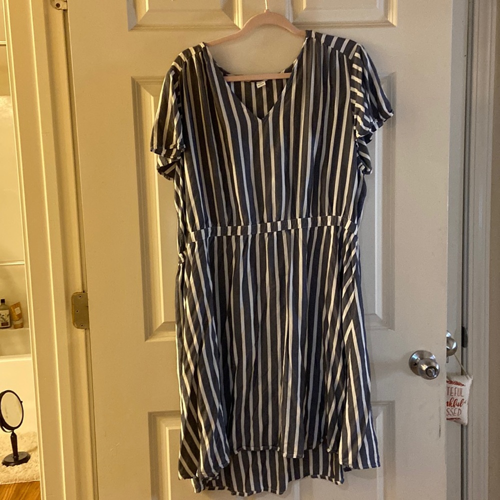 Old Navy Waisted Casual grey and white dress